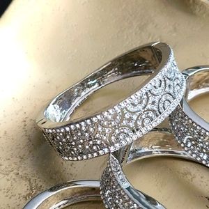 Gorgeous crystal bracelet looks like diamonds